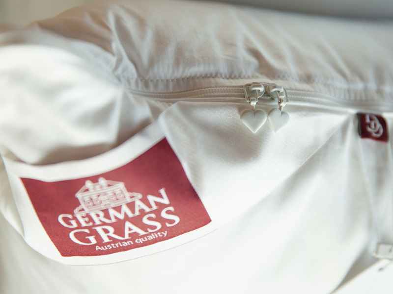 Фото: Подушка German Grass Memory Down Grass пуховая со вставкой памяти упругая в магазине-текстиля,ру