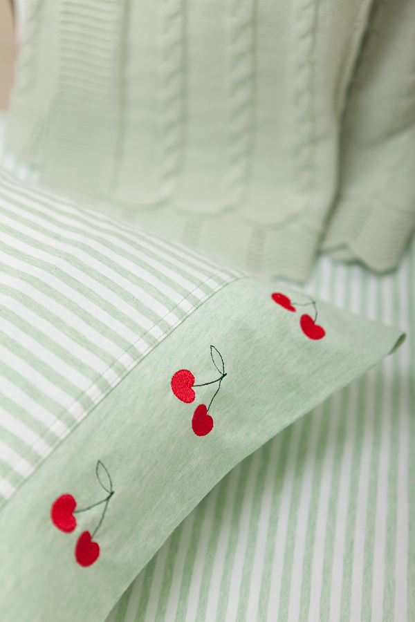 Фото: Постельное белье детское Luxberry Вишенки зеленый белый хлопок от магазина-текстиля.ру