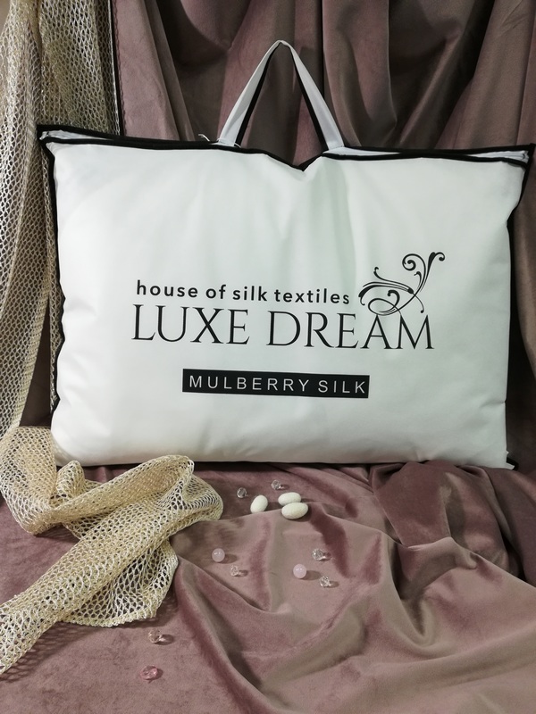 Фото: Подушка шелковая Luxe Dream Grand Silk в жаккардовом съемном чехле 13 см средняя 