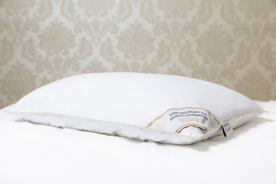 Фото: Подушка шелковая Luxe Dream Premium Silk 19 см средняя упругая 