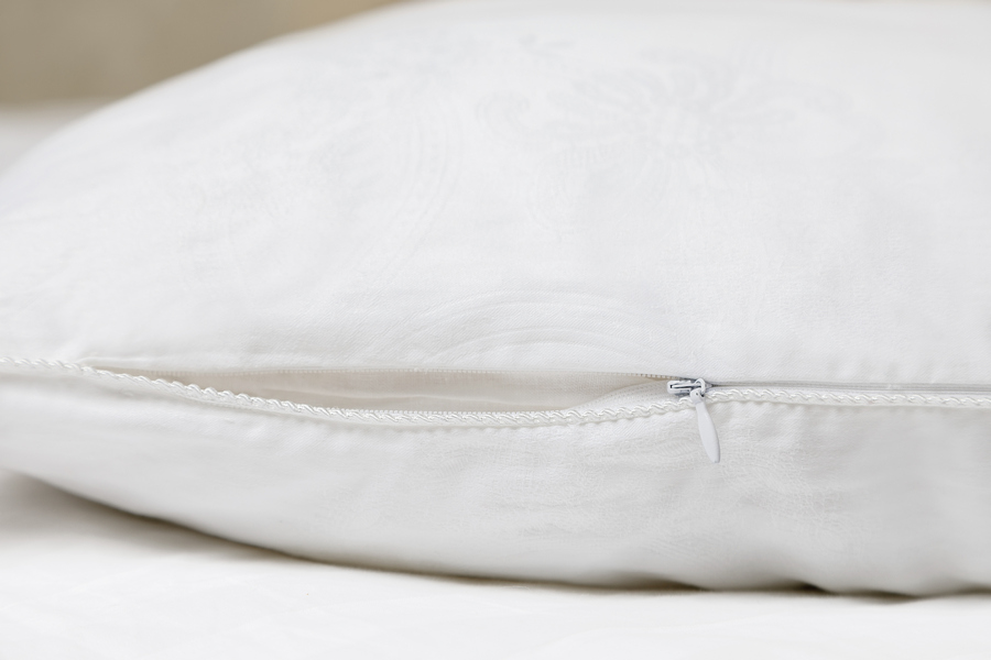 Подушка шелковая Luxe Dream Grand Silk в жаккардовом съемном чехле 10 см средняя